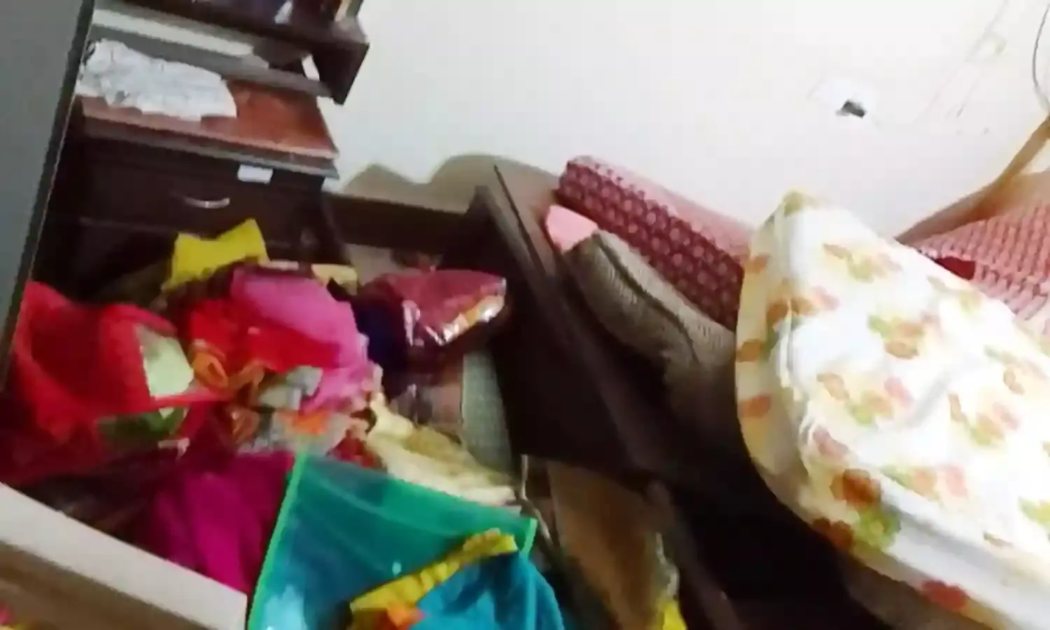 चोरों ने अधिकारियों के घर में लगाई सेंध, लाखों का माल उड़ा ले गये