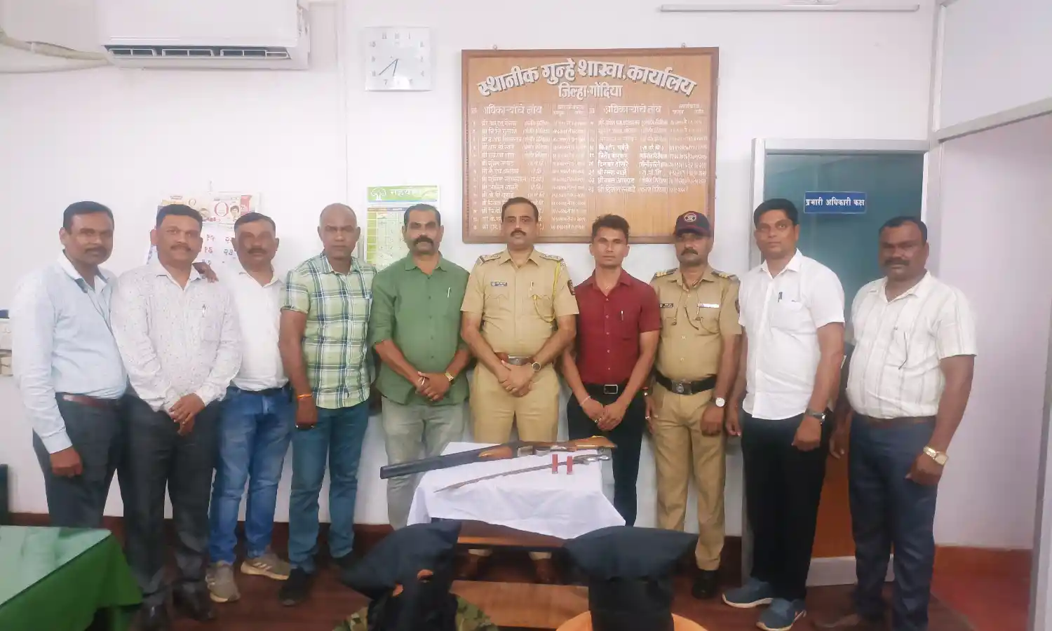 जन्मदिन पर केक काटने चलाई तलवार, हवा में बंदूक लहराकर किया हवाई फायर
