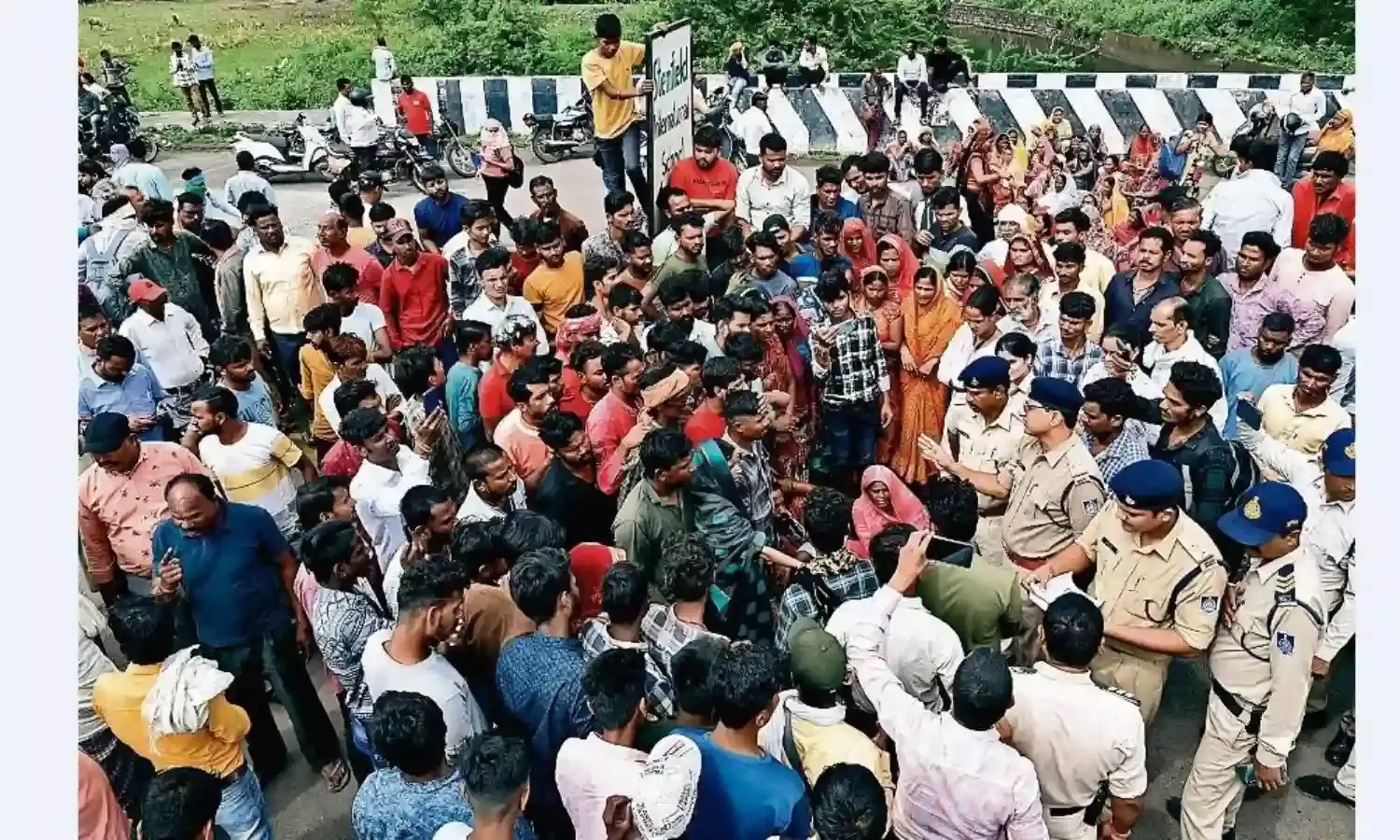 पिता से अभद्रता करने पर चाकू गोदकर हत्या