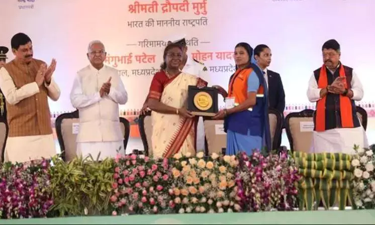 स्वच्छ भारत, स्वस्थ भारत और विकसित भारत के निर्माण के लिये आगे बढ़ें, उज्जैन में सफाई मित्रों के सम्मान समारोह में बोलीं राष्ट्रपति मुर्मु