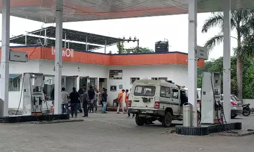 अमरावती में 3 कर्मियों के हाथ-पैर बांधकर पेट्रोल पंप से 5.32 लाख नकद लूटे अमरावती में 3 कर्मियों के हाथ-पैर बांधकर पेट्रोल पंप से 5.32 लाख नकद लूटे