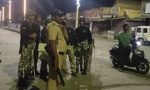 आरोपियों ने मोबाइल व कैश लूटकर पुलिस पर किया पथराव, दहशत फैलाने का प्रयास आरोपियों ने मोबाइल व कैश लूटकर पुलिस पर किया पथराव, दहशत फैलाने का प्रयास