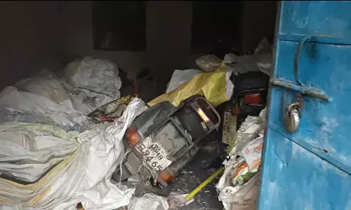 स्कूल के कमरे में मिला कबाड़ हेड मास्टर हुए निलंबित