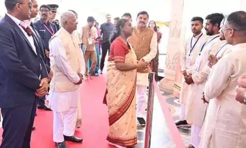 राष्ट्रपति मुर्मु ने महाकाल लोक के शिल्पकारों से  किया संवाद, सीएम ने किया एक-एक लाख रुपए प्रदान करने का ऐलान