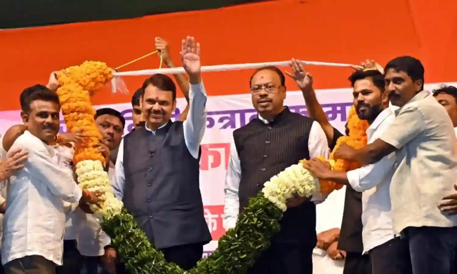फडणवीस की घोषणा - ठेका कर्मियों का निजी अस्पतालों में 5 लाख तक का इलाज मुफ्त