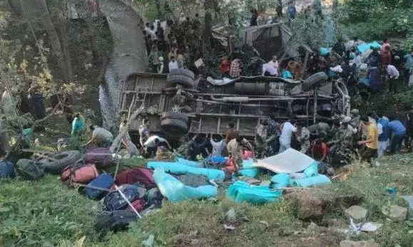 खाई में गिरी बीएसएफ जवानों से भरी बस, चार शहीद, 28 घायल