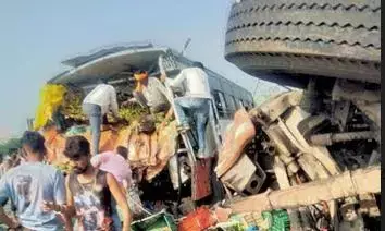 आगे निकलने की होड़ में बस से जा भिड़ा ट्रक, 6 की दर्दनाक मौत- 22 की हालत गंभीर