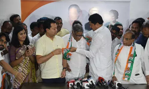 कांग्रेस के पूर्व सांसद भास्कर पाटील खतगांवकर की हुई घर वापसी, थामा हाथ