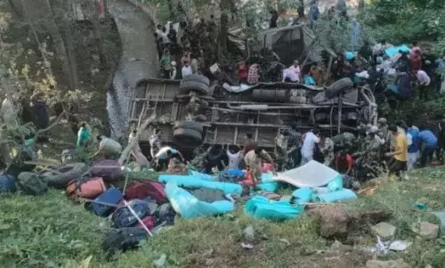 खाई में गिरी बीएसएफ जवानों से भरी बस, चार शहीद, 28 घायल खाई में गिरी बीएसएफ जवानों से भरी बस, चार शहीद, 28 घायल