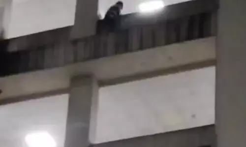 Chhindwara news जिला अस्पताल में हंगामा... मरीज ने पांचवीं मंजिल सेे किया कूदने का प्रयास, लोगों ने बचाई जान