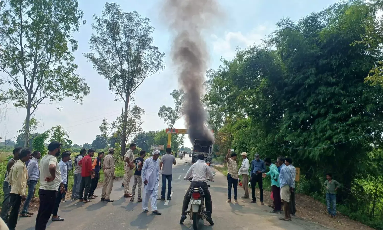 इंदौर से कटनी जा रही यात्री बस में अचानक लगी आग, बस जलकर हुई खाक