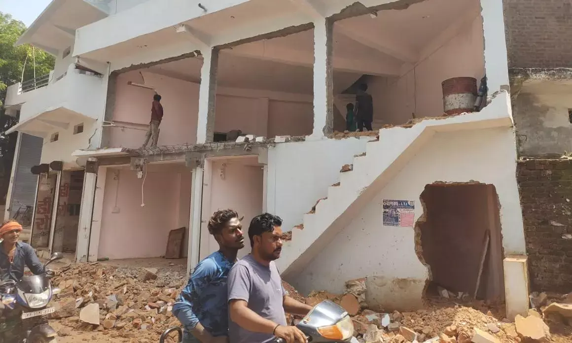 नपा के नोटिस मिलते ही स्वयं ही हटा रहे हैं अतिक्रमण, तीन दिन से लगातार अपने-अपने घरों में लगाये मजदूर
