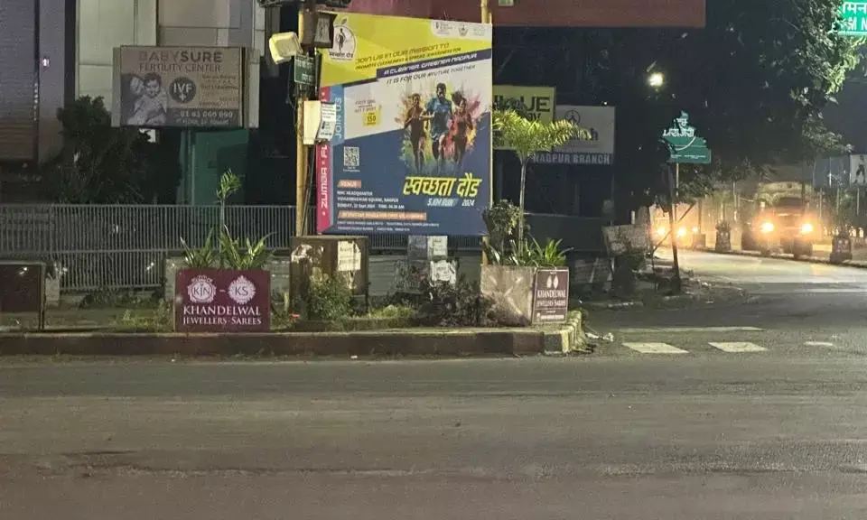 खुद ही नियम तोड़ रहा प्रशासन, बगैर अनुमति लगे हैं शहर में होर्डिंग्स