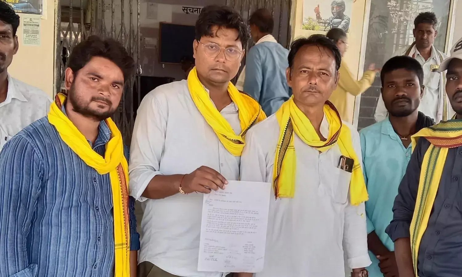 ग्राम करहो के ग्रामीणों का वन विभाग ने किया रास्ता बंद, कलेक्टर के नाम एसडीएम को सौंपा आवेदन