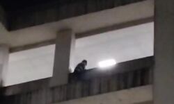 Chhindwara News- मरीज ने पांचवीं मंजिल से किया कूदने का प्रयास, लोगों ने बचाई जान Chhindwara News- मरीज ने पांचवीं मंजिल से किया कूदने का प्रयास, लोगों ने बचाई जान