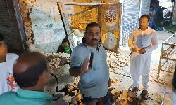 Shahdol News: सब्जी मण्डी में ही चल रहा था खुलेआम अवैध निर्माण, नपा कर्मियों ने रुकवाया Shahdol News: सब्जी मण्डी में ही चल रहा था खुलेआम अवैध निर्माण, नपा कर्मियों ने रुकवाया