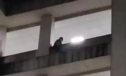 मरीज ने पांचवीं मंजिल से किया कूदने का प्रयास, लोगों ने बचाई जान