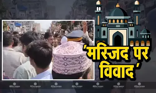 मस्जिद के अवैध हिस्से को गिराने गई बीएमसी टीम का गुस्साई भीड़ ने किया घेराव, रास्ता जाम कर वाहनों पर किया पथराव, मौके पर भारी पुलिसबल तैनात
