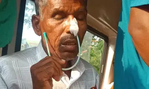 अमरावती के एसडीओ कार्यालय में किसान ने जहर गटका, अस्पताल में किया भर्ती अमरावती के एसडीओ कार्यालय में किसान ने जहर गटका, अस्पताल में किया भर्ती