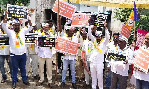 राहुल गांधी के बयान का विरोध , सांसद के घर के सामने किया हंगामा राहुल गांधी के बयान का विरोध , सांसद के घर के सामने किया हंगामा