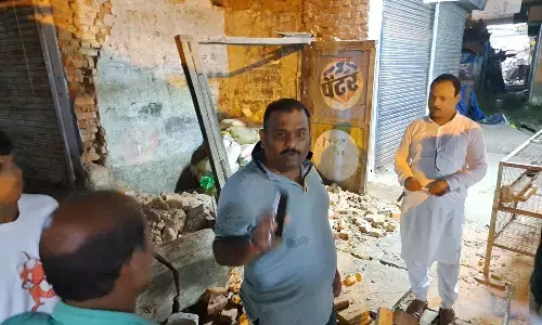 सब्जी मण्डी में ही चल रहा था खुलेआम अवैध निर्माण, नपा कर्मियों ने रुकवाया