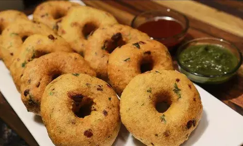 पितृ पक्ष में पितरों को लगाएं उड़द दाल के बड़े का भोग, इस आसान रेसिपी से