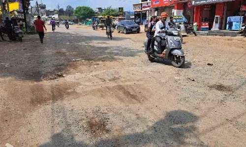 बस स्टैंड से इंदिरा चौक के बीच 9 स्थान पर 34 गड्ढे, आवागमन में दिक्कत