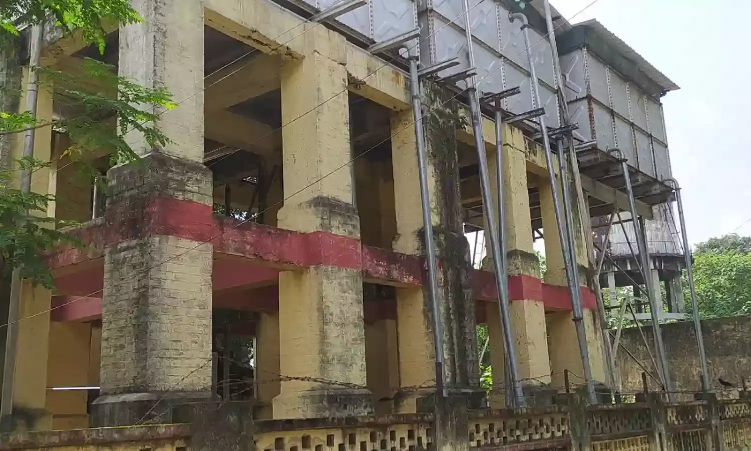 जल संकट से जूझ रहे रेलवे कालोनीवासी, लापरवाह बना स्थानीय प्रशासन