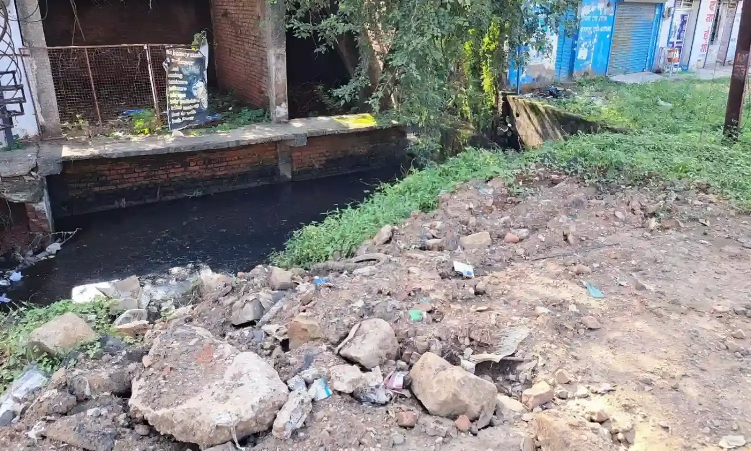 तीन करोड़ की मॉडल रोड, पानी निकासी का इंतजाम नहीं