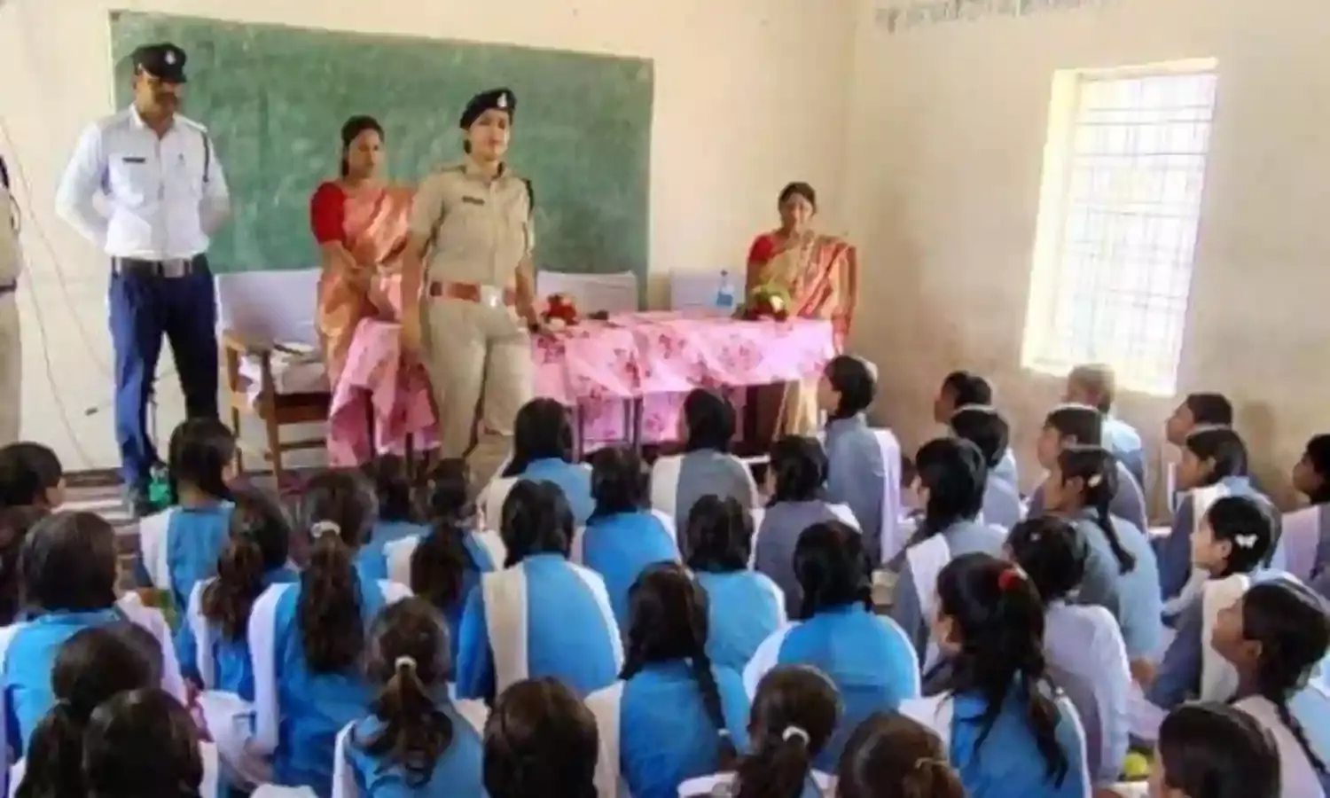 यातायात पुलिस ने सरस्वती विद्यालय बराछ में छात्र-छात्राओं को बताए यातायात नियम