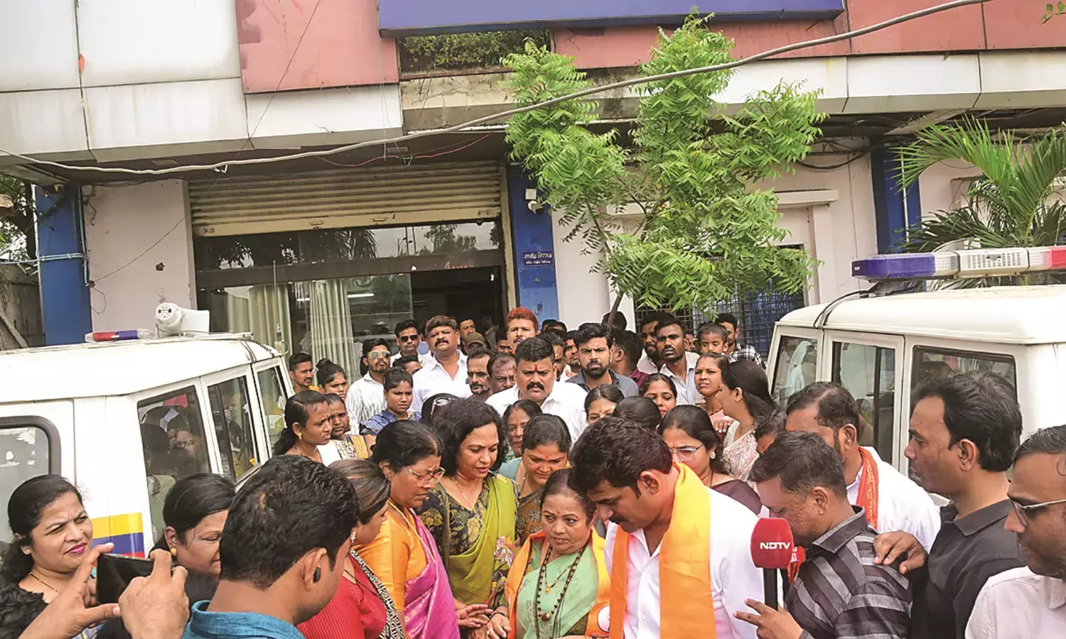 दुष्कर्म पीड़ित बालिका और उसकी बहन को शिवसेना उबाठा ने लिया गोद