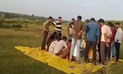 खूंटी पर टंगी वर्दी, खेत में जमा था जुआ फड़, दांव पर लगे थे पैतालीस हजार, पहले राउंड की नाल काटी, पुलिस को देने निकाले ७ हजार रुपए