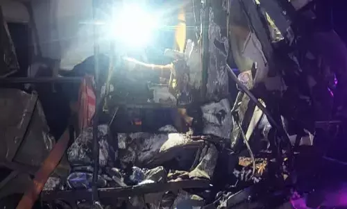 सड़क किनारे खड़ा था ट्रक, तेज रफ्तार बस ने मारी टक्कर - दो बुरी तरह घायल, दो की मौत