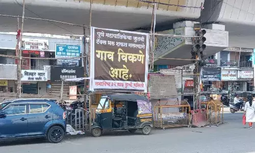 मनपा की मनमानी से परेशान ग्रामीणों ने लगाए बैनर, बिक रहे हैं 32 गांव- खरीदार चाहिए