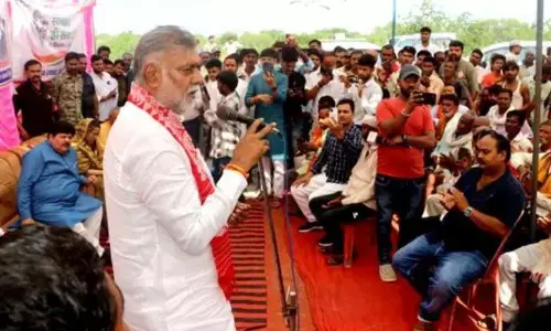 भिण्ड जिले के बाढ़ पीड़ितों से मिले मंत्री प्रहलाद पटेल, कहा - बाढ़ एवं अतिवृष्टि से क्षतिग्रस्त सड़कों को शीघ्र बनाने की कार्यवाही की जाएगी