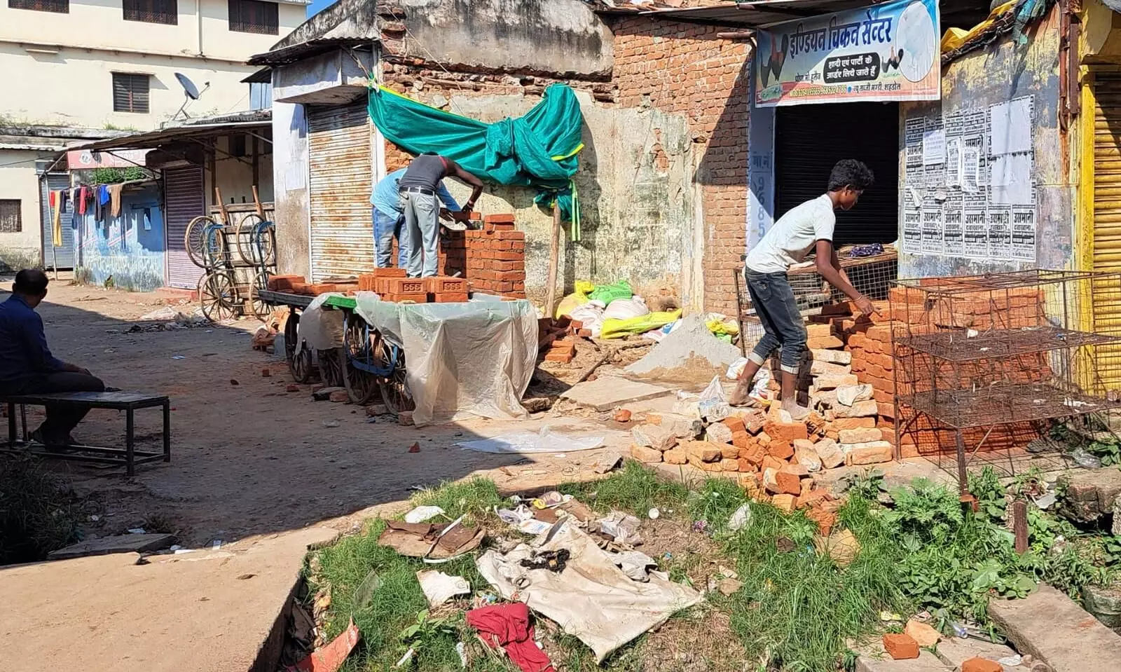अवैध निर्माण रुकवाने के दो दिन बाद फिर से निर्माण, खड़ी की गई चार फिट की ईंट की दीवार अवैध निर्माण रुकवाने के दो दिन बाद फिर से निर्माण, खड़ी की गई चार फिट की ईंट की दीवार