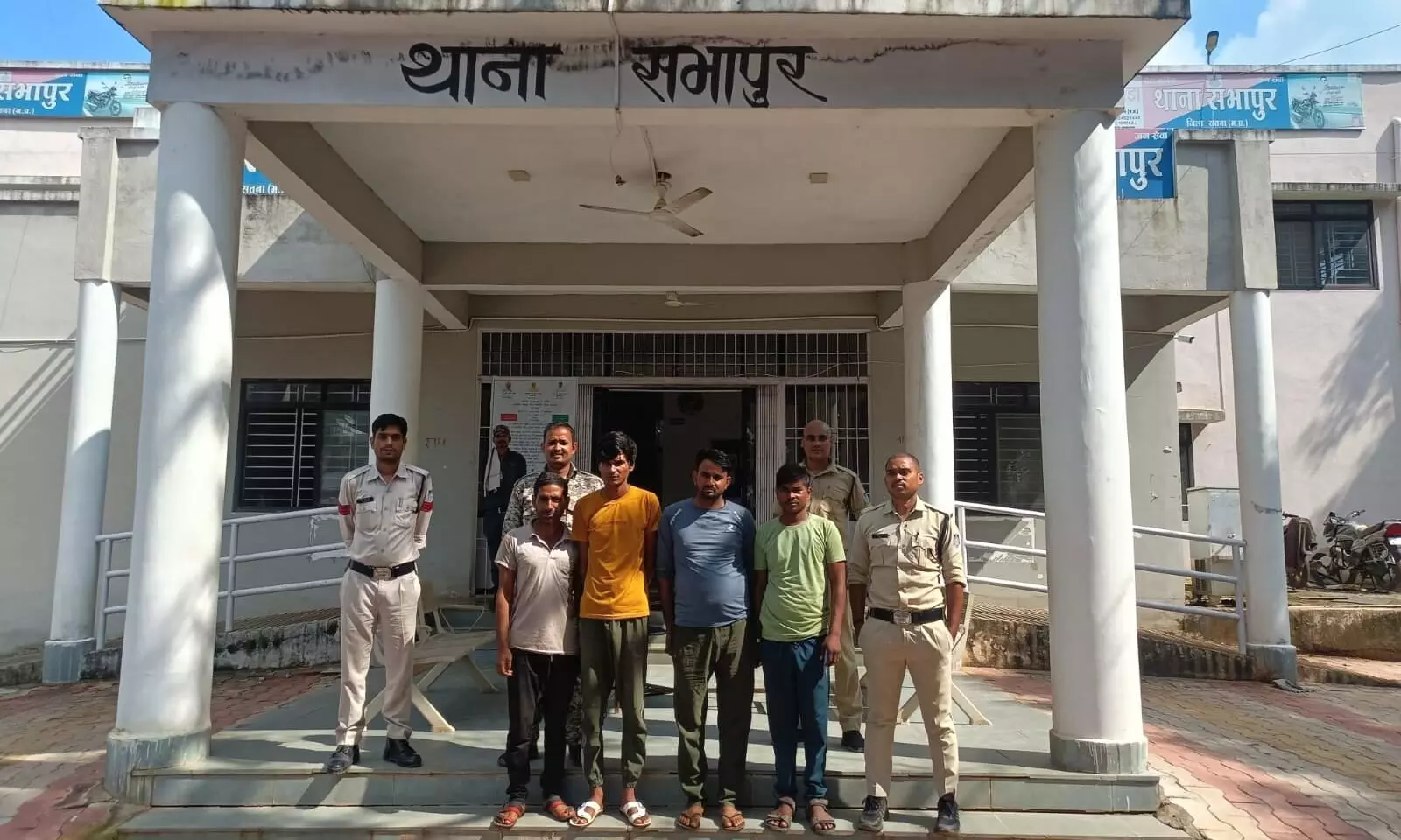 युवती से गैंगरेप पर 4 आरोपी गिरफ्तार युवती से गैंगरेप पर 4 आरोपी गिरफ्तार