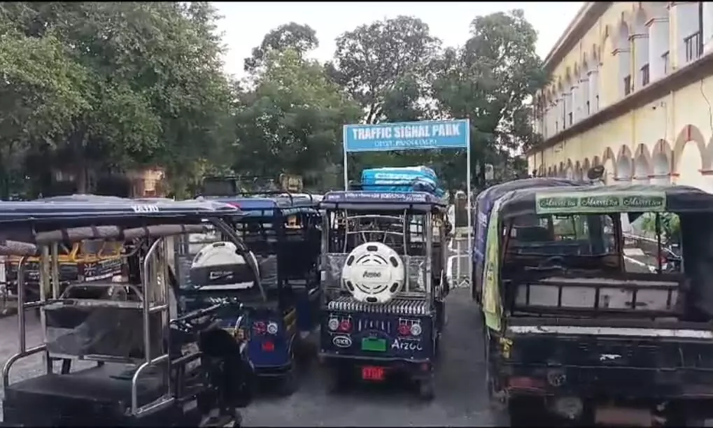 क्षमता से अधिक सवारियां ढोने वाले वाहनों पर यातायात पुलिस ने की कार्रवाई क्षमता से अधिक सवारियां ढोने वाले वाहनों पर यातायात पुलिस ने की कार्रवाई