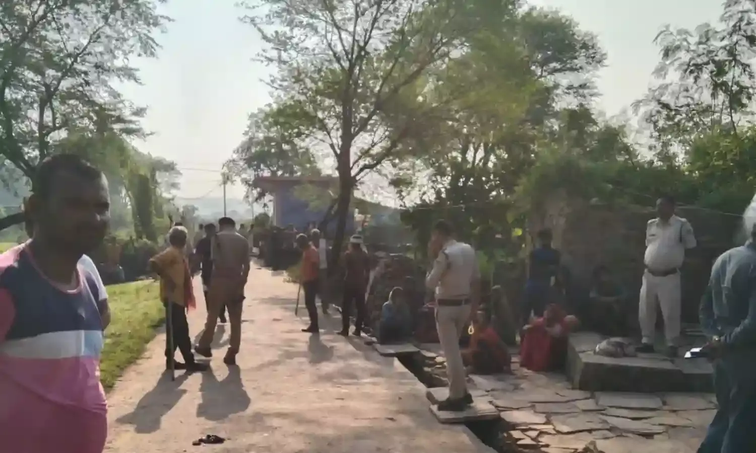 गले में धारदार हथियार से प्रहार कर 45 वर्षीय युवक की हत्या, सुबह मृतक की माँ ने उठकर देखा तो खून से लथपथ पडा हुआ था मृतक का शव