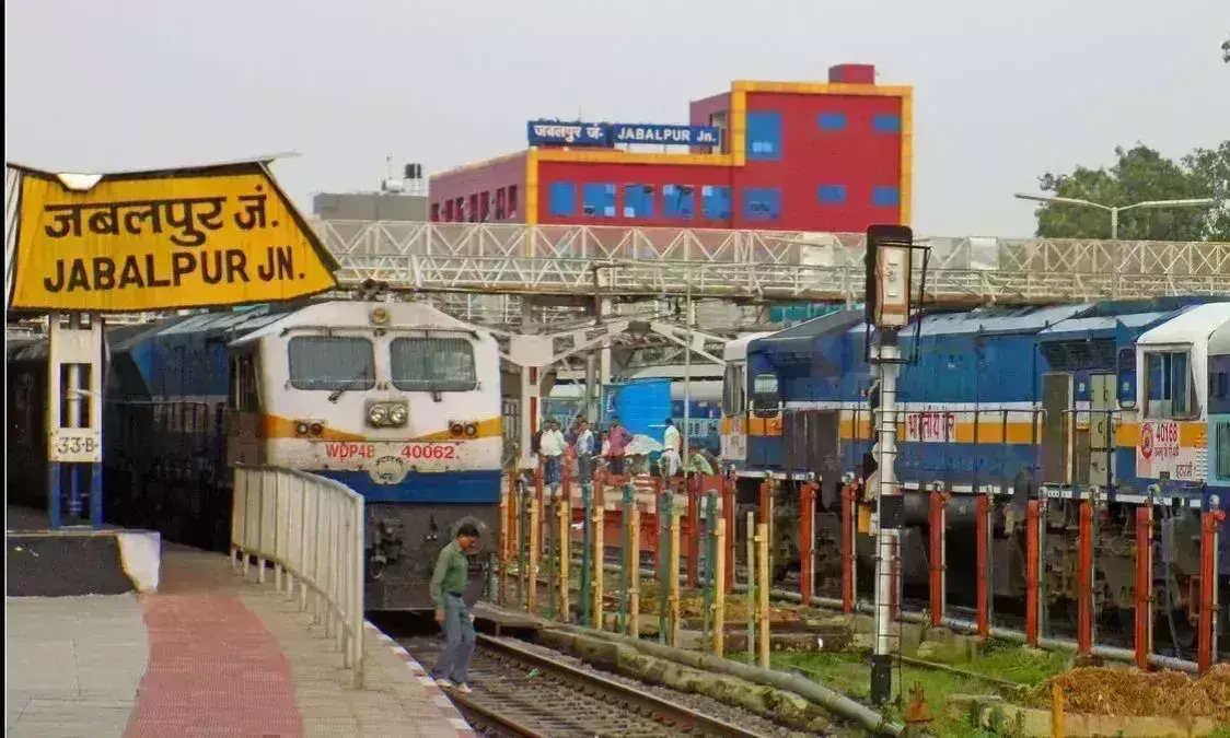नकाबपोश बदमाशों ने चाकू से हमला कर दम्पति को लूटा