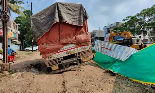 ओवरब्रिज के काम में मनमानी,फंस रहे वाहन, वैकल्पिक मार्ग में खानापूर्ति से परेशान शहरवासी व वाहन चालक