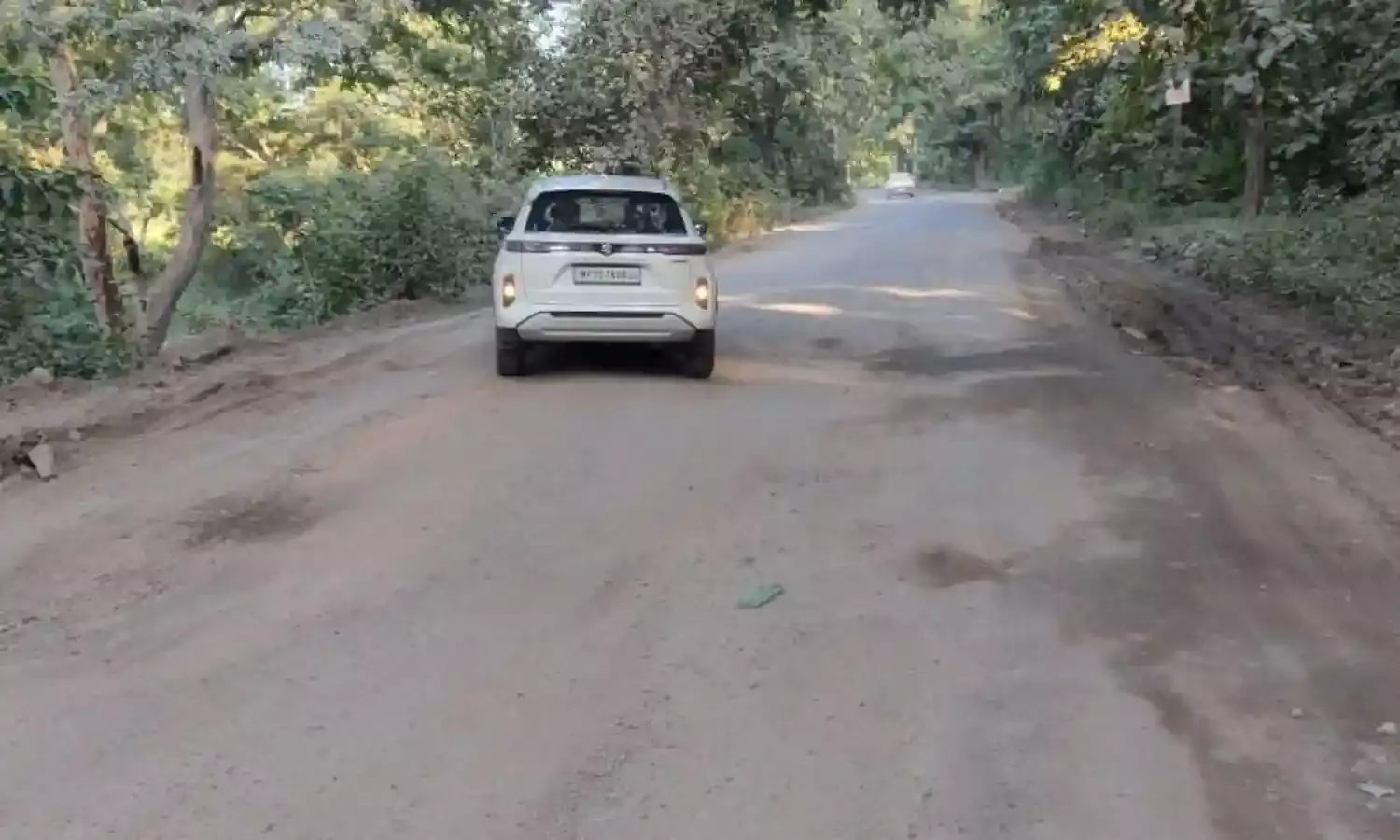 खतरे से खाली नहीं नेशनल हाइवे पन्ना-सतना मार्ग में चलना, बड़े-बड़े गड्ढे होने के चलते वाहन हो रहे अनियंत्रित
