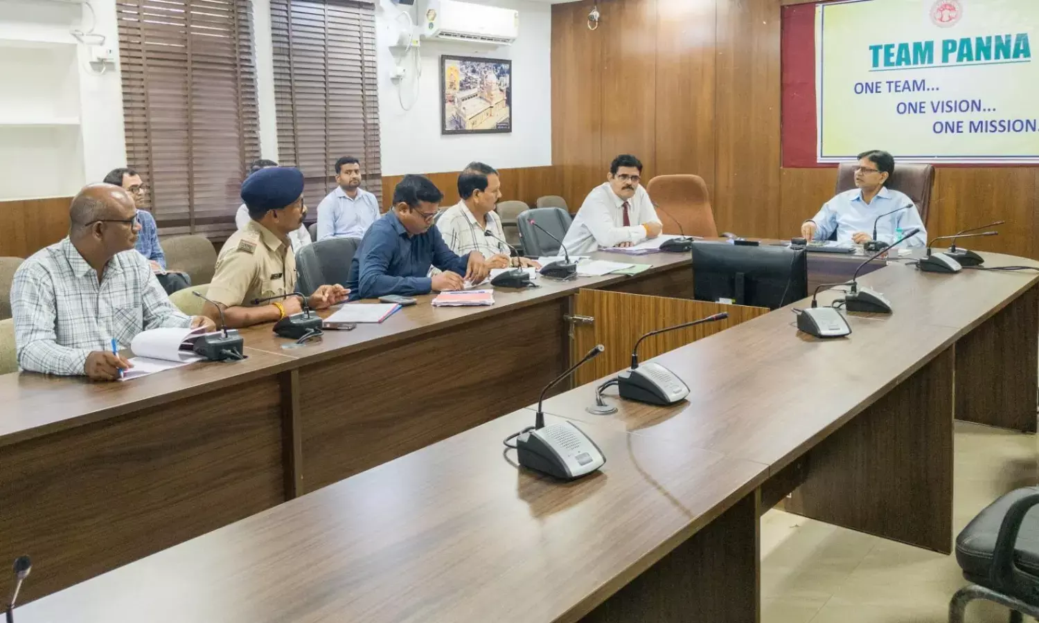 कलेक्टर की अध्यक्षता में हुई जिला सतर्कता एवं मॉनीटरिंग समिति की बैठक