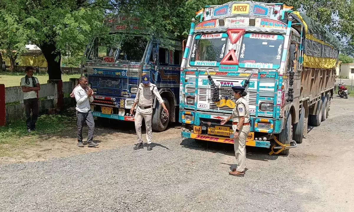 नशे की हालत में ट्रक चलाने वाले ट्रकों पर लगा अर्थदण्ड, बिना दस्तावेज के ऑटो व ई-रिक्शा पर भी की गई चलानी कार्यवाही