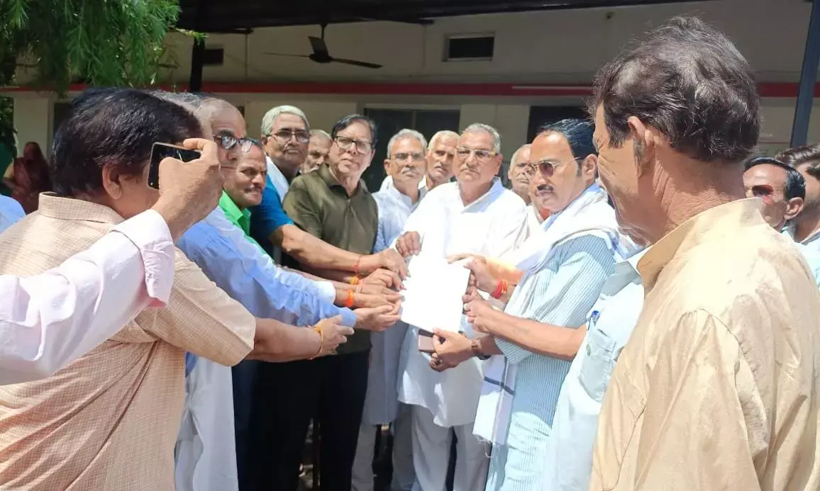 विधायक को बताई पेंशनरों ने अपनी समस्यायें