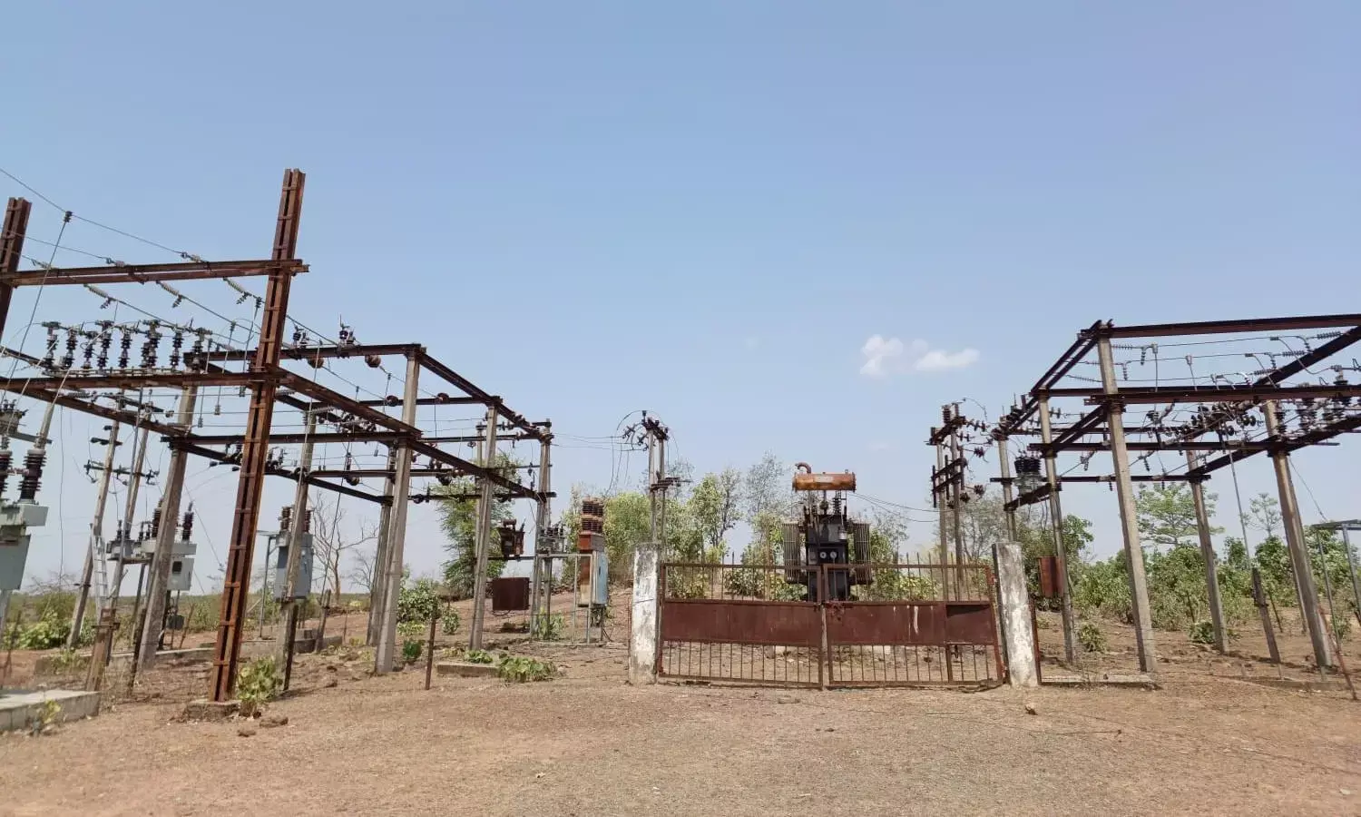 ट्रांसफामर का भूमिपूजन होने के ढाई माह बाद भी शुरू नहीं हो सका, लो-वोल्टेज की समस्या से जूझ रहे क्षेत्रवासी