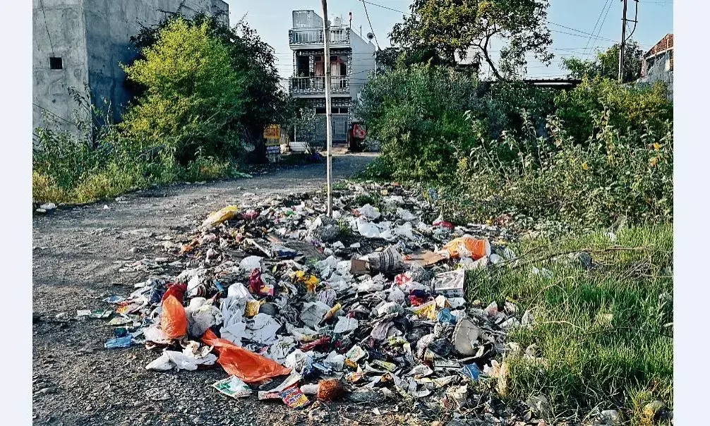 नहीं आ रहीं कचरा गाड़ियाँ मैदानों में बिखरी पड़ी गंदगी