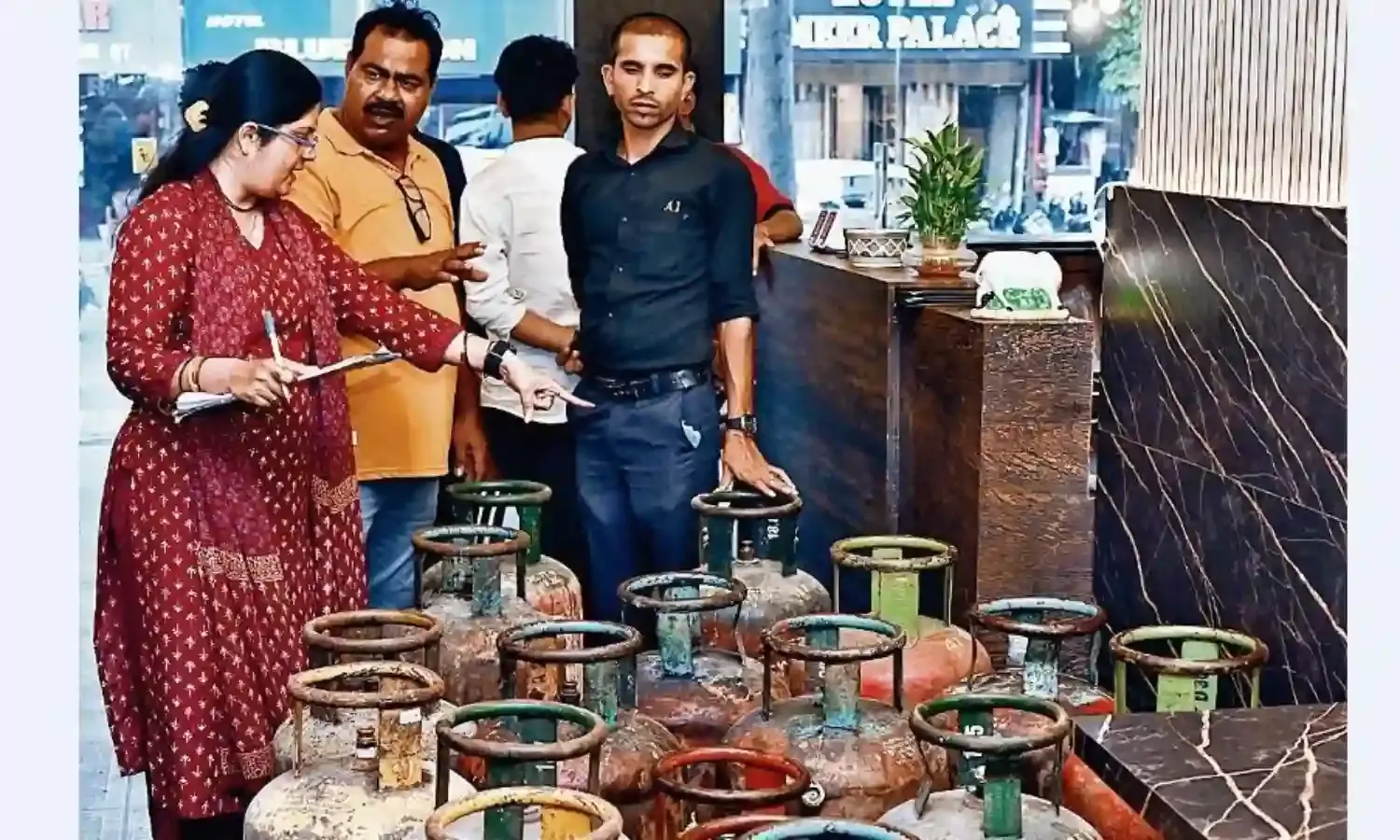 बेहद गंदगी में बन रहा था होटल में खाना