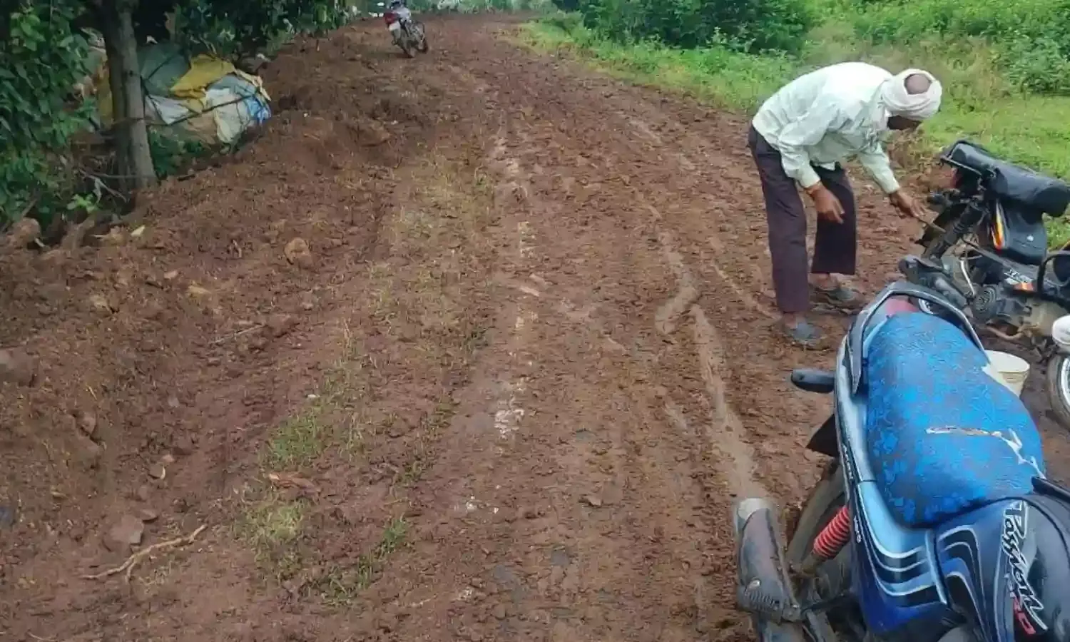 ये डामर रोड है... जलनिगम ने डामरीकृत सड़क पर बिछा दी मिट्टी