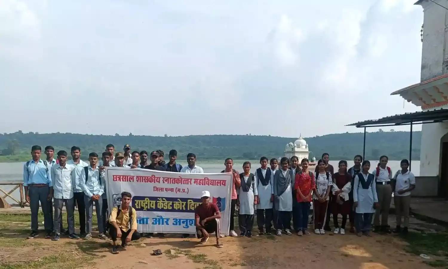 विश्व नदीं दिवस पर एनसीसी कैडटों ने धरम सागर तालाब में की सफाई